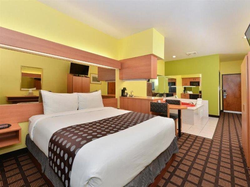 Microtel Inn & Suites By Wyndham Ft. Worth North/At Fossil Fort Worth Bagian luar foto