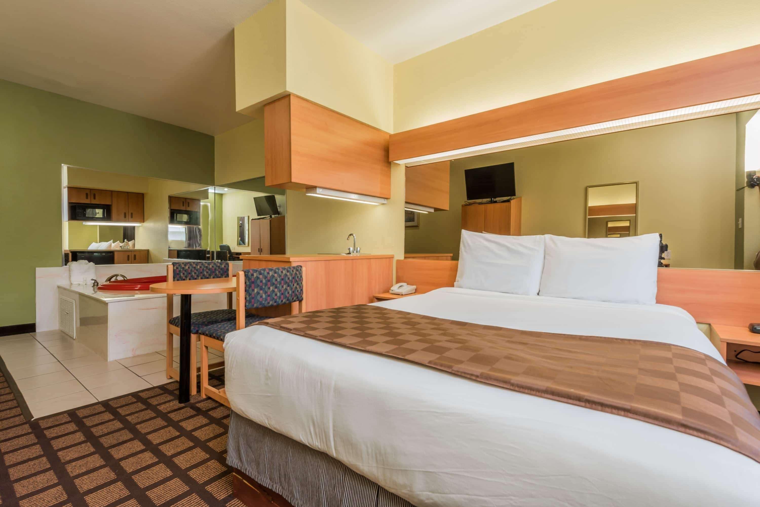 Microtel Inn & Suites By Wyndham Ft. Worth North/At Fossil Fort Worth Bagian luar foto