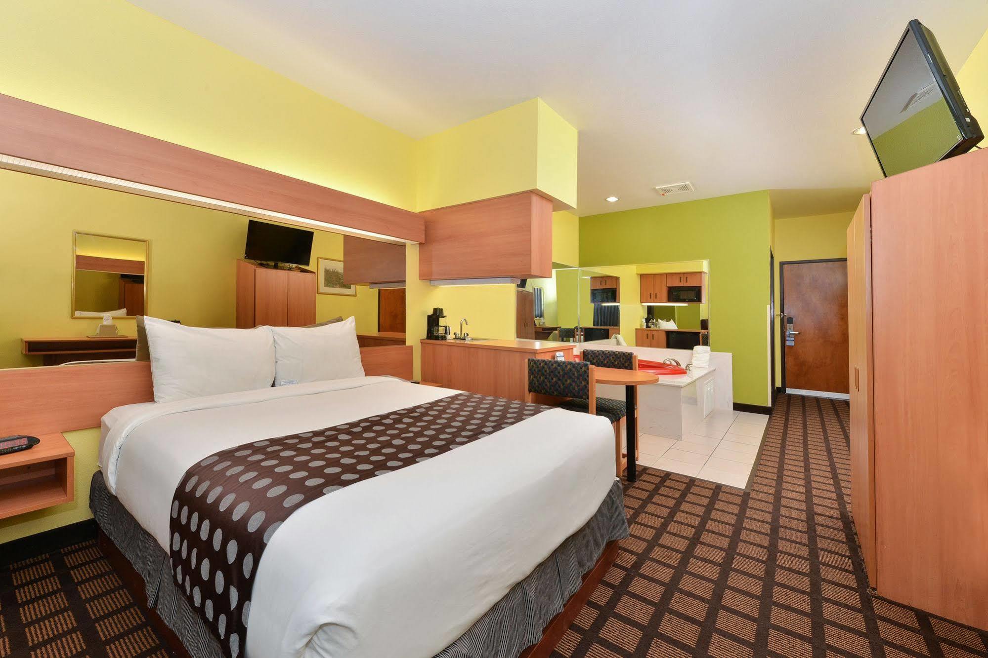 Microtel Inn & Suites By Wyndham Ft. Worth North/At Fossil Fort Worth Bagian luar foto