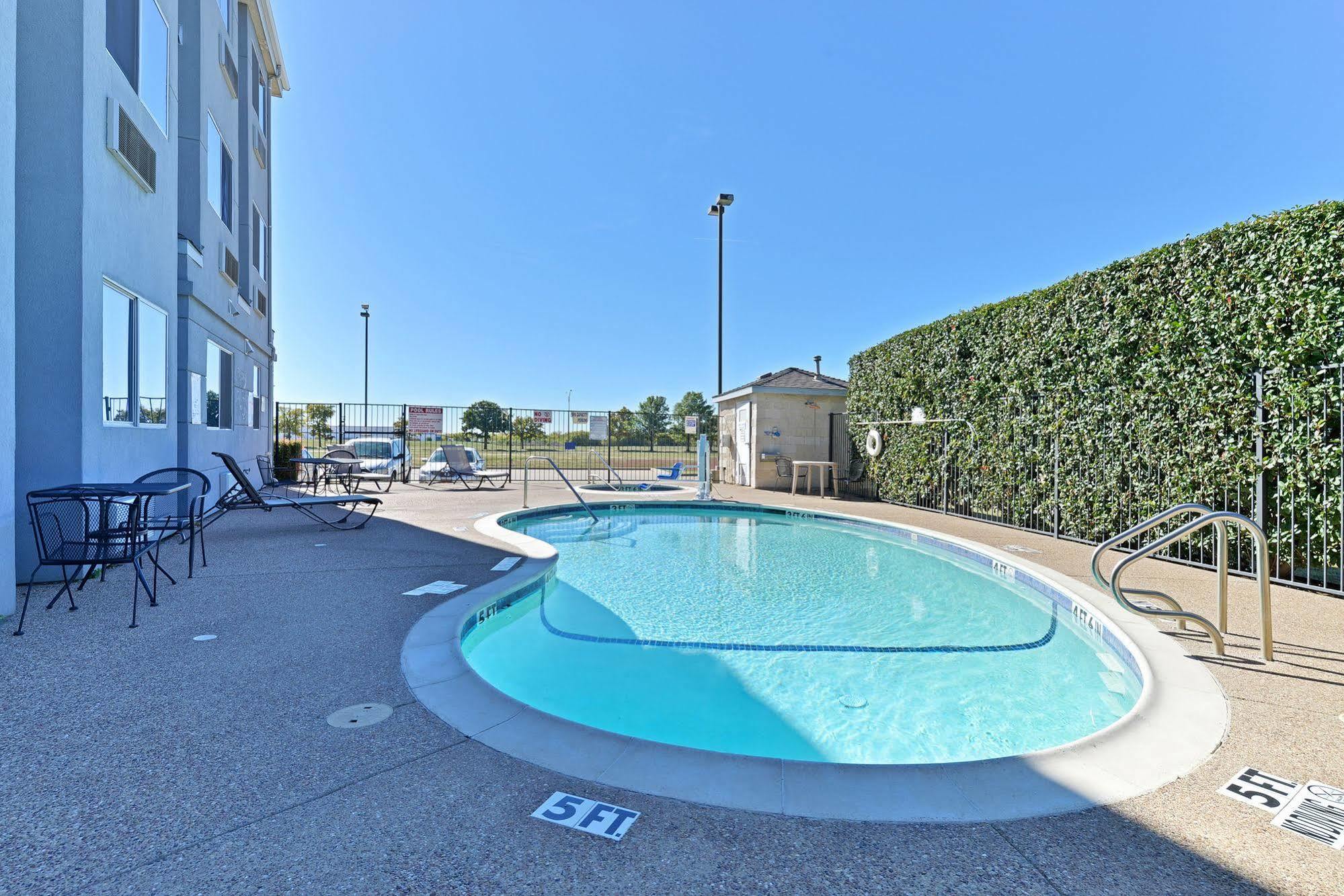 Microtel Inn & Suites By Wyndham Ft. Worth North/At Fossil Fort Worth Bagian luar foto