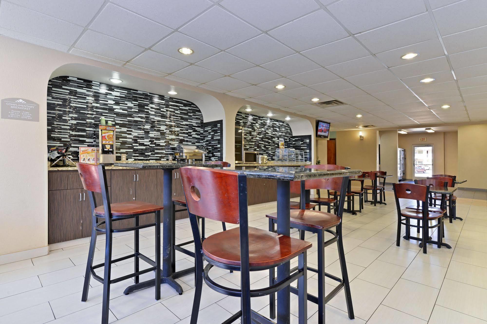 Microtel Inn & Suites By Wyndham Ft. Worth North/At Fossil Fort Worth Bagian luar foto